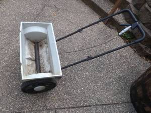 lot 734 image: Craftsman Spreader...