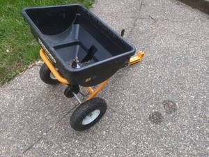 lot 735 image: Yard works Lawn Spreader...