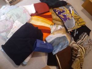 lot 738 image: Huge Lot of Blankets, Pillowcases, ...