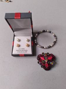 lot 512 image: Freshwater Pearls set in Sterling s...
