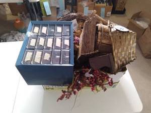 lot 767 image: Wall Decor and crafting supplies to accompany.