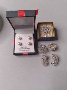 lot 511 image: Freshwater Pearls and rhinestone bl...
