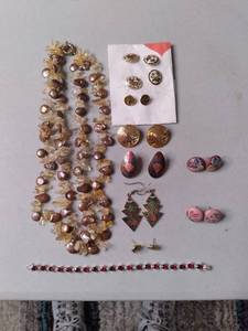 lot 514 image: Stone beaded necklace, bling bracel...