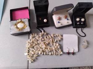 lot 519 image: Perfect Posh Pearl toned Jewelry pi...