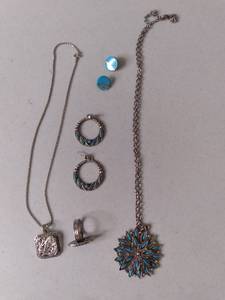 lot 526 image: Sterling silver and Turquoise to en...