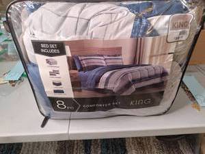 lot 537 image: King Sized 8pc Comforter set includ...