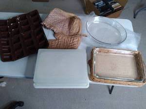 lot 569 image: Bakers Box lot of Pyrex glass cake ...