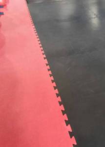 lot 24 image: Reversible Red  Black Commercial-Grade Foam Interlocking Flooring Floor Mat