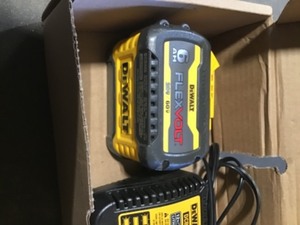 DEWALT FLEXVOLT 20-Volt60-Volt MAX Lithium-Ion 6.0Ah Battery Pack with 6 Amp Output Charger