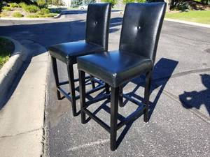 lot 4 image: 2 Barstools