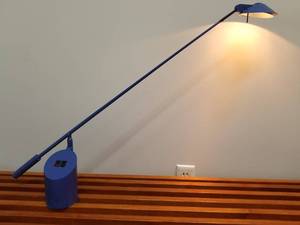 lot 25 image: Desk Lamp