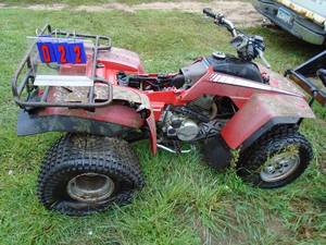 lot 22 image: Honda Fourtrax 250 for parts or repair. Motor is stuck. As shown.