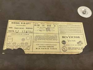lot 53 image: Vintage RCA Victor Radio