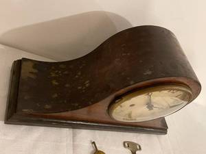 lot 55 image: Vintage Mantle Clock With Key
