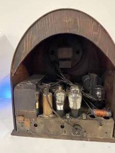 lot 63 image: Vintage Philco Radio