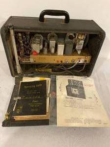 lot 75 image: Vintage Zenith Trans- Oceanic Standard Broadcast Radio