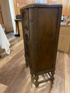 lot 89 image: Vintage Radio Case