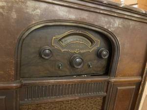 lot 91 image: Vintage Atwater Kent Radio
