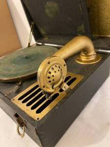 lot 103 image: Vintage Silverstone Hand Crank Record Player