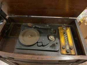 lot 129 image: Vintage Silverstone Radio Case