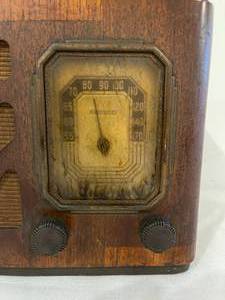 lot 131 image: Vintage Philco Radio