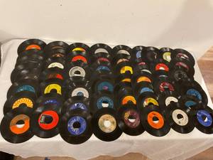 lot 145 image: Vintage 45s Lot