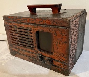 lot 4 image: Vintage RCA Vistor Radio