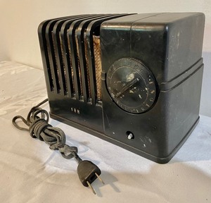 lot 3 image: Vintage Silvertone Radio