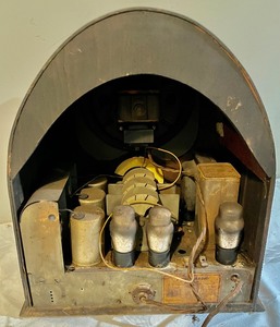 lot 43 image: Vintage Philco Radio