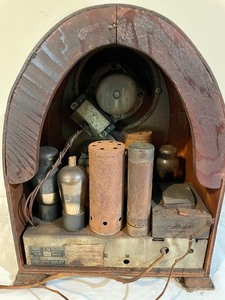 lot 49 image: Vintage GM Radio