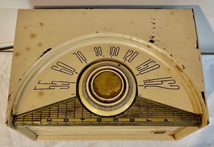 lot 9 image: Vintage Motorola Radio