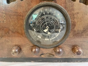 lot 7 image: Vintage Radio