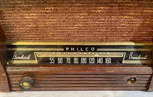 lot 10 image: Vintage Philco Radio