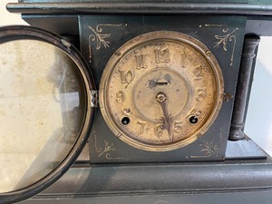 lot 5 image: Vintage Mantle Clock