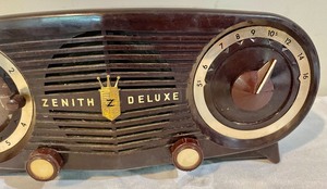 lot 12 image: Zenith Deluxe Clock Radio