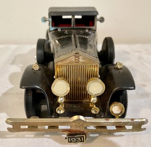 lot 20 image: Battery Operated Car Radio