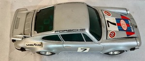 lot 27 image: Battery Operated Car Radio