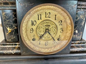 lot 26 image: Vintage Mantle Clock