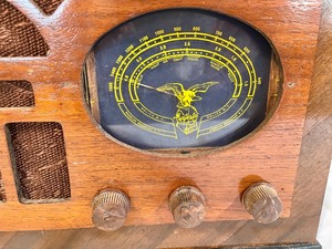 lot 24 image: Majestic Radio