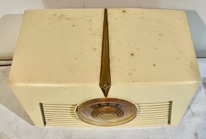 lot 30 image: Vintage RCA Victor Radio