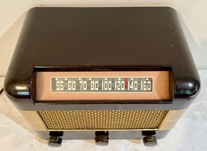 lot 40 image: Vintage Federal Radio