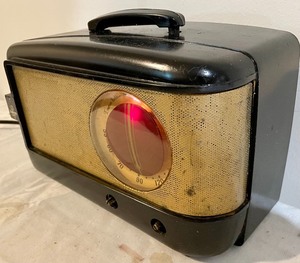 lot 33 image: Vintage Emerson Radio Company Radio