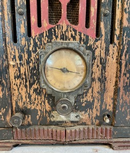 lot 32 image: Vintage Radio