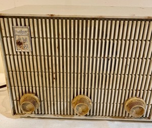 lot 160 image: Admiral AMFM Radio