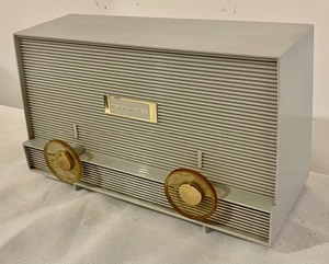 lot 176 image: Vintage Philco Radio