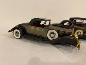 lot 178 image: 3 Vintage Car Radios