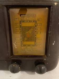 lot 180 image: Vintage Emerson Radio