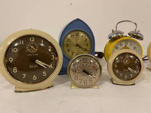lot 181 image: Vintage Clocks