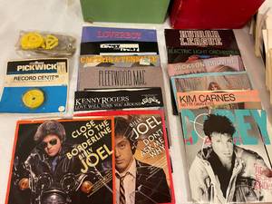 lot 183 image: Vintage 45s With 2 Cases