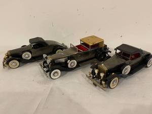 lot 194 image: 3 Vintage Car Radios